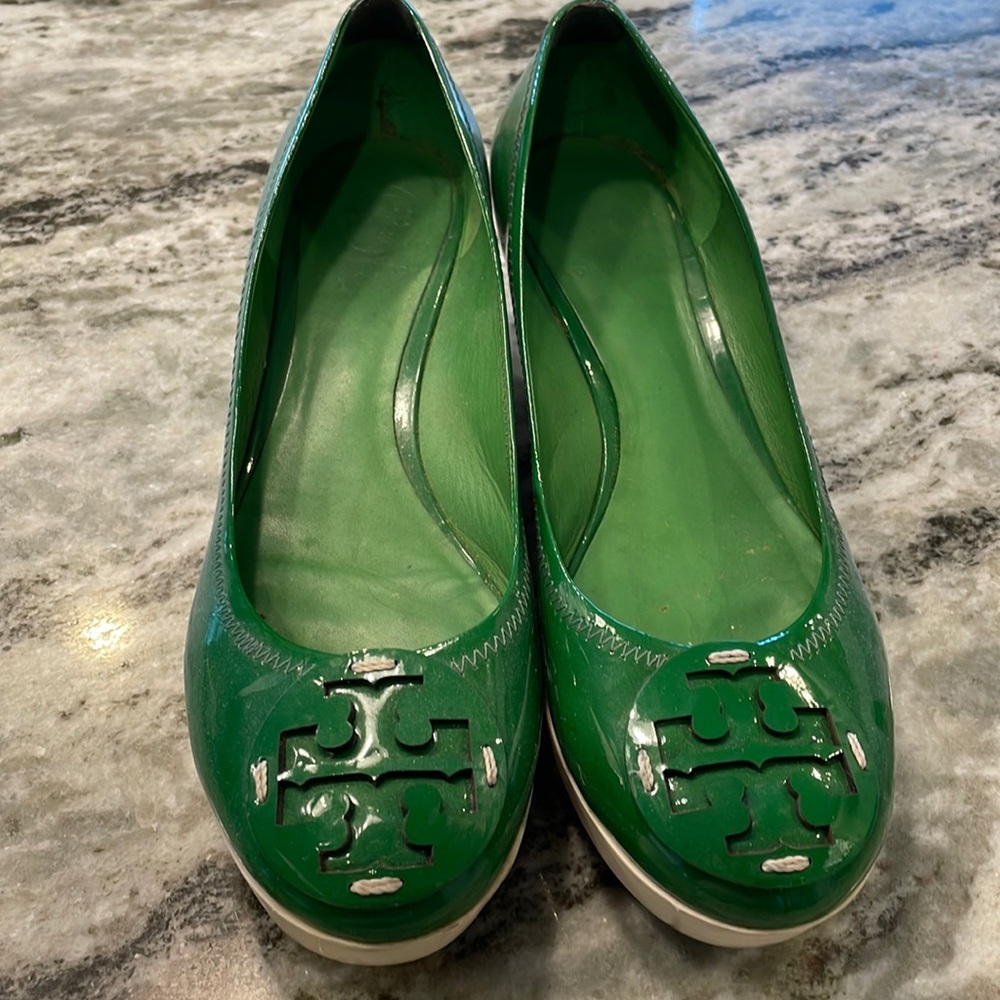 Tori Burch Green Patent Wedges Size 10